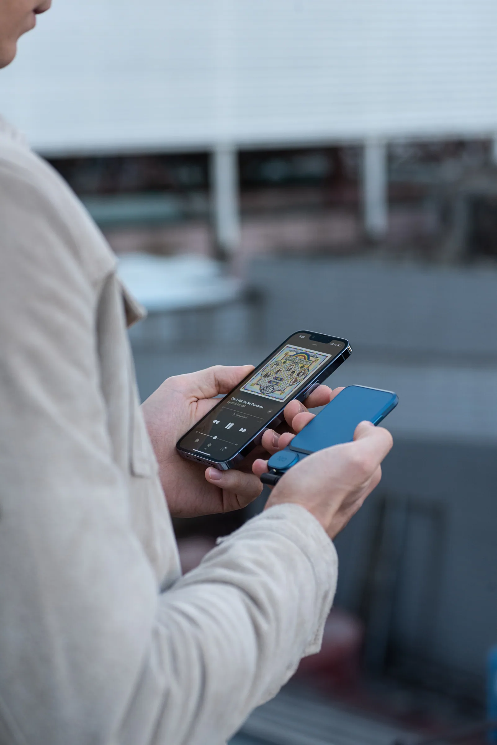 iPhone 에 붙인 Tea 로 음악을 고르는 손
