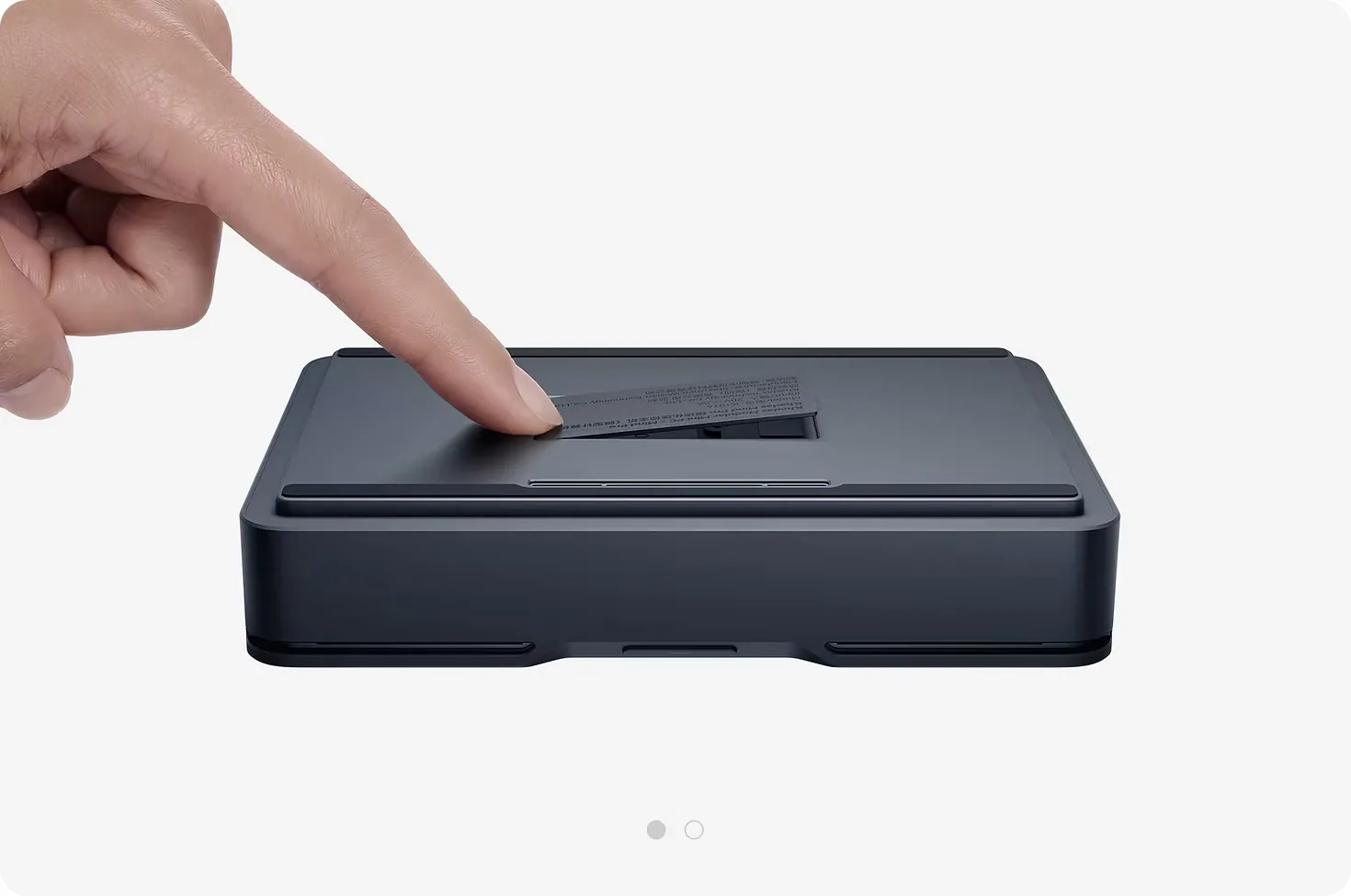 손가락으로 눌러 여는 마그네틱 SSD 슬롯